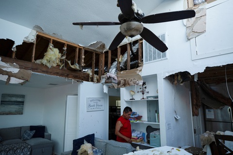 Một ngôi nhà bị hư hỏng khi bão Beryl quét qua khu vực Galveston, Texas - Ảnh: REUTERS Một ngôi nhà bị hư hỏng khi bão Beryl quét qua khu vực Galveston, Texas - Ảnh: REUTERS
