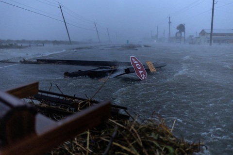 Một tuyến đường chính bị ngập do ảnh hưởng từ bão Beryl tại TP Surfside Beach, Texas ngày 8-7 - Ảnh: REUTERS Một tuyến đường chính bị ngập do ảnh hưởng từ bão Beryl tại TP Surfside Beach, Texas ngày 8-7 - Ảnh: REUTERS