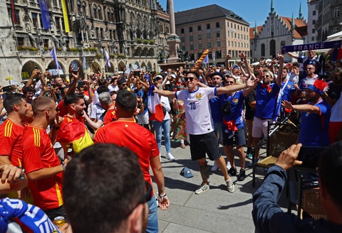 Cổ động viên Pháp và Tây Ban Nha cuồng nhiệt trước trận bán kết Euro 2024- Ảnh 3. Cổ động viên hai đội Pháp và Tây Ban Nha