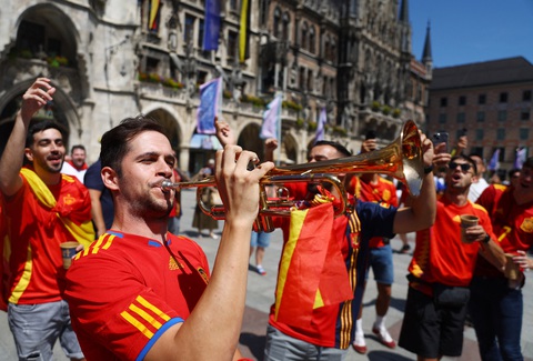 Cổ động viên Pháp và Tây Ban Nha cuồng nhiệt trước trận bán kết Euro 2024- Ảnh 2. CĐV Tây Ban Nha say sưa trong âm nhạc trước giờ bóng lăn - Ảnh: REUTERS