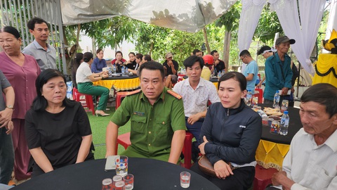 Khởi tố bị can vụ truy sát cả nhà, giết hai vợ chồng và đâm hai cháu bé 15 nhát- Ảnh 2. Đại úy Trần Hoài An, phó trưởng Công an xã Nghĩa Dõng, là người lao vào khống chế bị can Lê Đình Thuyết - Ảnh: TRẦN MAI
