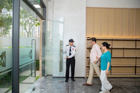 Sống ở khu căn hộ chuẩn nghỉ dưỡng giữa lòng thành phố- Ảnh 4. Đội ngũ quản lý vận hành chuyên nghiệp từ Masterise Property Management được cộng đồng cư dân đánh giá cao về sự chu đáo, tận tâm - Ảnh: Masterise Homes
