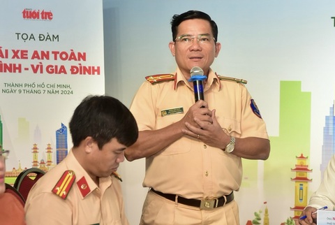 Lái xe an toàn: Giải quyết 'gốc rễ' từ ý thức mỗi người- Ảnh 3. Thượng tá Đoàn Văn Quới, phó trưởng Phòng cảnh sát giao thông Công an TP.HCM (PC08), thông tin đến 95% nguyên nhân tai nạn bắt nguồn từ ý thức - Ảnh: T.T.D