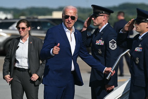 Tổng thống Mỹ Joe Biden trước khi bước lên chuyên cơ Air Force One ta tại sân bay ở bang Pennsylvania để trở về Washington hôm 7-7 - Ảnh: AFP Tổng thống Mỹ Joe Biden trước khi bước lên chuyên cơ Air Force One tại sân bay ở bang Pennsylvania để trở về Washington hôm 7-7 - Ảnh: AFP