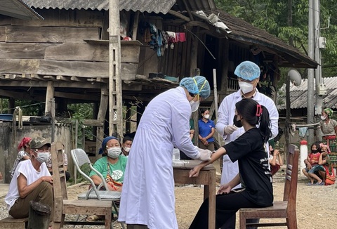 Lấy mẫu xét nghiệm bệnh bạch hầu cho người dân xã Phà Đánh, huyện Kỳ Sơn, Nghệ An - Ảnh: TÂM PHẠM Lấy mẫu xét nghiệm bệnh bạch hầu cho người dân xã Phà Đánh, huyện Kỳ Sơn, Nghệ An - Ảnh: TÂM PHẠM
