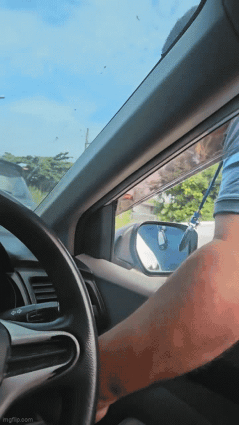 Nữ tài xế lái xe chạy chậm, người đàn ông giận dữ và làm hành động không ngờ- Ảnh 1. Hành động của nam tài xế khiến những người ngồi trong xe sững sờ - Ảnh cắt từ video