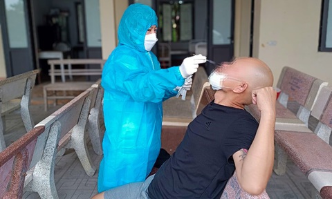 Cán bộ TTYT huyện Hiệp Hòa (tỉnh Bắc Giang) lấy mẫu xét nghiệm cho trường hợp có nguy cơ lây nhiễm bệnh bạch hầu cao - Ảnh: SỸ QUYẾT Cán bộ TTYT huyện Hiệp Hòa (tỉnh Bắc Giang) lấy mẫu xét nghiệm cho trường hợp có nguy cơ lây nhiễm bệnh bạch hầu cao - Ảnh: SỸ QUYẾT