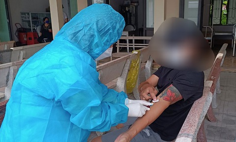 Nhân viên Trung tâm Y tế huyện Hiệp Hòa điều trị cho các trường hợp có nguy cơ lây nhiễm bệnh bạch hầu cao - Ảnh: HIỆP HÒA Nhân viên Trung tâm Y tế huyện Hiệp Hòa điều trị cho các bệnh nhân có nguy cơ lây nhiễm bệnh bạch hầu cao - Ảnh: HIỆP HÒA