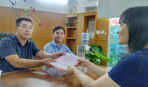Đại diện Chi cục Đăng kiểm số 6, thuộc Cục Đăng kiểm Việt Nam, trao số tiền ủng hộ chương trình Đại diện Chi cục Đăng kiểm số 6, thuộc Cục Đăng kiểm Việt Nam, trao số tiền ủng hộ chương trình