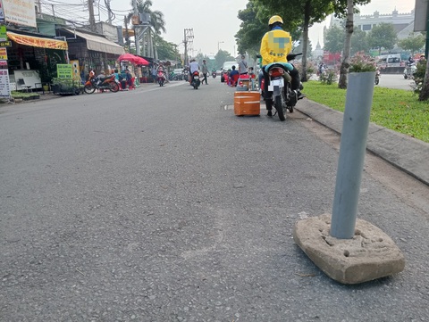 Đặt xô, chậu xí chỗ buôn bán dưới lòng đường- Ảnh 2. Cục bê tông, thùng xốp... cũng được đem ra chặn ô tô dừng, đỗ - Ảnh: ĐỊNH DƯƠNG