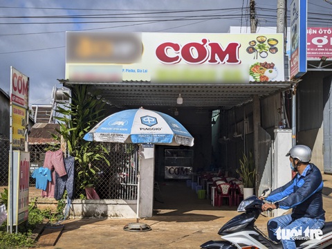 Quảng cáo cờ bạc 'tấn công' hàng quán phố núi Pleiku- Ảnh 2. Biển hiệu một quán cơm trên đường Hoàng Sa, TP Pleiku, do mạng lưới cờ bạc