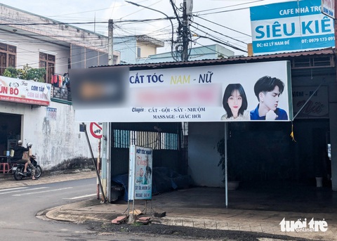 Quảng cáo cờ bạc 'tấn công' hàng quán phố núi Pleiku- Ảnh 7. Quán cắt tóc trên đường Lý Nam Đế cũng được mạng lưới này tặng bảng quảng cáo - Ảnh: TẤN LỰC