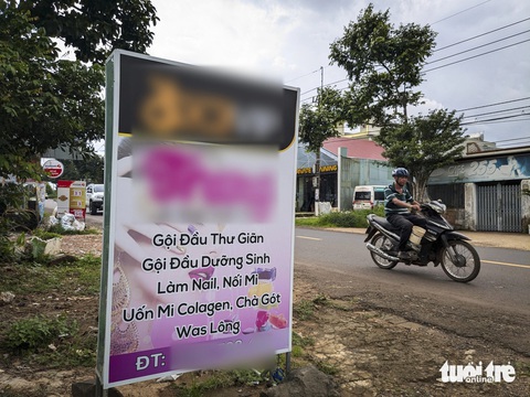 Quảng cáo cờ bạc 'tấn công' hàng quán phố núi Pleiku- Ảnh 8. Quảng cáo cờ bạc tấn công cả các tiệm nước mía, gội đầu - Ảnh: TẤN LỰC