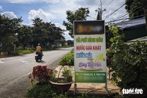 Quảng cáo cờ bạc 'tấn công' hàng quán phố núi Pleiku- Ảnh 9. Quảng cáo cờ bạc tấn công cả các tiệm nước mía, gội đầu - Ảnh: TẤN LỰC