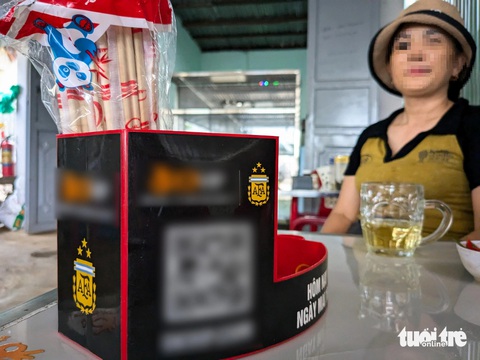 Quảng cáo cờ bạc 'tấn công' hàng quán phố núi Pleiku- Ảnh 3. Quán ăn được tặng ống đũa quảng cáo cho ứng dụng cờ bạc - Ảnh: TẤN LỰC