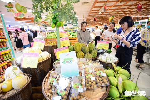 Hơn 500 sản phẩm OCOP tại Lễ hội Tôn vinh nông sản Việt- Ảnh 1. Người dân mua sắm sản phẩm OCOP tại siêu thị Co.opmart Xa lộ Hà Nội - Ảnh: QUANG ĐỊNH