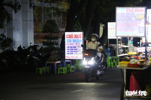 Hàng rong tràn xuống phố, chính quyền ‘bó tay’ vì lực lượng mỏng?- Ảnh 4. Dù tình trạng lấn chiếm vỉa hè của những xe bán hàng rong ngày nào cũng diễn ra sau 10h tối nhưng ít khi thấy sự xuất hiện của lực lượng trật tự đô thị địa phương sau khung giờ này - Ảnh: NHẬT LINH