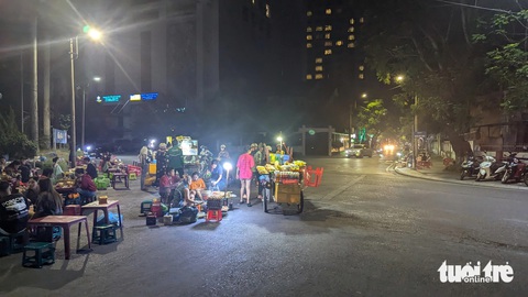 Hàng rong tràn xuống phố, chính quyền ‘bó tay’ vì lực lượng mỏng?- Ảnh 5. Đoạn đường Hoàng Hoa Thám giao với Trần Cao Vân trước Bưu điện Thừa Thiên Huế bị lấn chiếm một phần lòng đường để bán hàng rong, bắp nướng... - Ảnh: NHẬT LINH