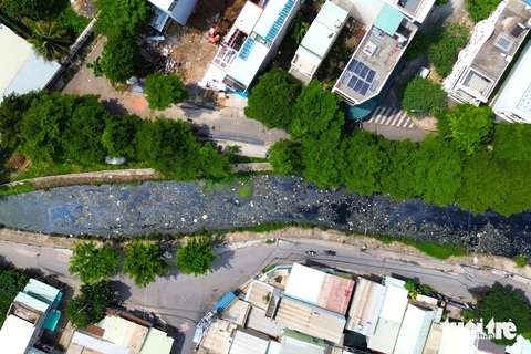 Cận cảnh những dòng kênh nội thành ô nhiễm nặng bị Sở Tài nguyên và Môi trường TP.HCM điểm tên- Ảnh 8. Rạch Võ Đông Nhì (quận 12, TP.HCM) có dòng chảy thẳng ra sông Vàm Thuật, hiện trạng con rạch này ngập ngụa trong rác thải sinh hoạt: thùng xốp, xác động vật chết thối, túi ni lông... - Ảnh: TIẾN QUỐC