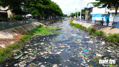 Cận cảnh những dòng kênh nội thành ô nhiễm nặng bị Sở Tài nguyên và Môi trường TP.HCM điểm tên- Ảnh 13. Một tuyến kênh nằm trên địa bàn quận 12, thuộc hệ thống kênh rạch TP.HCM đang trong tình trạng ô nhiễm rất nặng - Ảnh: KSOR QUÝ