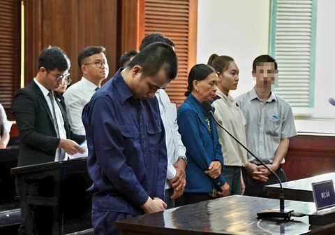 Thanh niên sát hại, phân xác cô gái ở Thủ Đức chiều 29 Tết trả giá bằng án tử hình- Ảnh 1. Nguyễn Đăng Khoa cúi đầu nghe tuyên án - Ảnh: Đ.T.