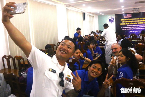 Các sĩ quan, thủy thủ tàu USS Blue Ridge của hải quân Hoa Kỳ check-in cùng sinh viên trường Đại học Khánh Hòa - Ảnh: NGUYỄN HOÀNG Các sĩ quan, thủy thủ tàu USS Blue Ridge của hải quân Hoa Kỳ chụp ảnh cùng sinh viên Trường đại học Khánh Hòa - Ảnh: NGUYỄN HOÀNG
