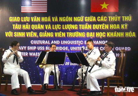 Ban nhạc hải quân Hoa Kỳ trình diễn tại buổi giao lưu sáng nay - Ảnh: NGUYỄN HOÀNG Ban nhạc hải quân Hoa Kỳ trình diễn tại buổi giao lưu sáng 9-7 - Ảnh: NGUYỄN HOÀNG