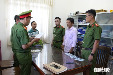 Bắt kế toán chiếm đoạt gần 2 tỉ đồng của Liên đoàn Lao động- Ảnh 1. Cơ quan điều tra đang tống đạt các quyết định khởi tố bị can Lâm Tấn Phát - Ảnh: PHẠM HƠN