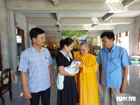 Bé trai 5 ngày tuổi bị bỏ rơi trước tịnh xá- Ảnh 1. Chính quyền tiếp nhận cháu bé từ tịnh xá - Ảnh: QUANG HÀ