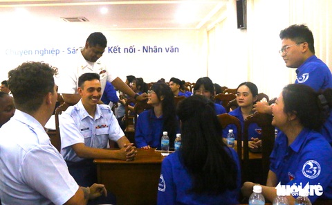Các thủy thủ tàu Waesche của lực lượng tuần duyên Hoa Kỳ giao lưu văn hóa, ngôn ngữ với sinh viên trường Đại học Khánh Hòa - Ảnh: NGUYỄN HOÀNG Các thủy thủ tàu Waesche của lực lượng tuần duyên Hoa Kỳ giao lưu văn hóa, ngôn ngữ với sinh viên Trường đại học Khánh Hòa - Ảnh: NGUYỄN HOÀNG