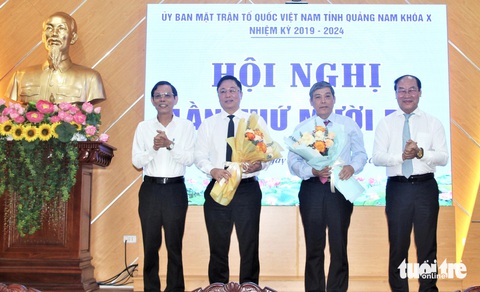 Nguyên chủ tịch tỉnh Quảng Nam Lê Trí Thanh giữ thêm chức vụ mới gì?- Ảnh 3. Ông Thanh (thứ hai từ trái qua) nhận hoa chúc mừng - Ảnh: LÊ TRUNG