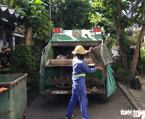 Xe cơ giới gom rác ở Đà Nẵng chỉ chịu thua 'đường không thể đi'- Ảnh 1. Đà Nẵng đầu tư nhiều xe cuốn ép rác nhỏ phù hợp đi lại trong các khu dân cư có đường nhỏ - Ảnh: TRƯỜNG TRUNG