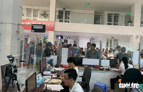 Vì sao Tiền Giang tạm ngưng cấp, đổi giấy phép lái xe?- Ảnh 1. Người dân làm giấy phép lái xe tại Trung tâm phục vụ hành chính công tỉnh Tiền Giang - Ảnh: H.T