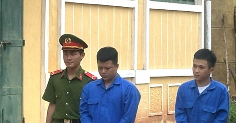 Phá đường dây 'tín dụng đen', cho vay lãi nặng lên hơn 550%/năm- Ảnh 3. Công an thành phố Gia Nghĩa bắt giữ Bùi Sỹ Sơn và Lê Bá Nam - Ảnh: M.Q.