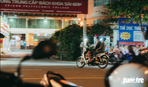 Cứ đến tối 'quái xế' lại nẹt pô ầm ĩ, quậy phá suốt đêm- Ảnh 3. Chạy xe lạng lách vào một con hẻm trên đường Nguyễn Văn Lượng - Ảnh: THANH HIỆP