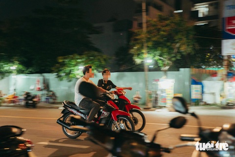 Cứ đến tối 'quái xế' lại nẹt pô ầm ĩ, quậy phá suốt đêm- Ảnh 7. Một tay vặn ga, tay còn lại hút thuốc - Ảnh: THANH HIỆP