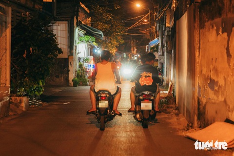 Nhóm 3 thanh niên đi hàng 2 để nói chuyện. Chạy tốc độ cao, lạng lách, nẹt pô trong một con hẻm tại phường 6, quận Gò Vấp - Ảnh: THANH HIỆP Chạy tốc độ cao, lạng lách, nẹt pô trong một con hẻm tại phường 6, quận Gò Vấp - Ảnh: THANH HIỆP