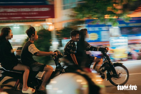 Cứ đến tối 'quái xế' lại nẹt pô ầm ĩ, quậy phá suốt đêm- Ảnh 1. Tụ tập phóng xe lạng lách, nẹt pô ầm ĩ tại phường 6, quận Gò Vấp - Ảnh: THANH HIỆP