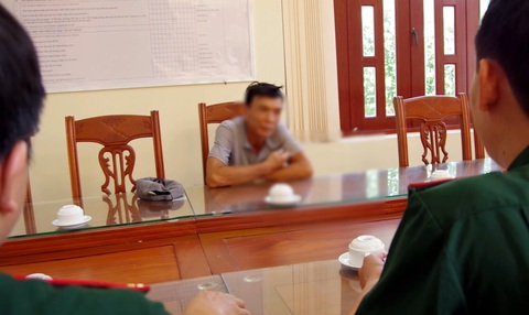 Khởi tố vụ án thuyền trưởng, chủ tàu cá sang vùng biển nước khác đánh bắt trái phép- Ảnh 1. Bộ đội biên phòng làm việc với chủ tàu kiêm thuyền trưởng tàu cá vi phạm nghiêm trọng IUU, đưa tàu sang vùng biển nước khác đánh bắt trái phép - Ảnh: Đ.H.