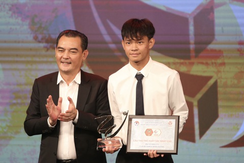 Tiền đạo Rafaelson lập hattrick giải thưởng V-League Awards 2023 - 2024- Ảnh 3. Cầu thủ trẻ xuất sắc nhất V-League 2023 - 2024 Bùi Vĩ Hào - Ảnh: HOÀNG TÙNG