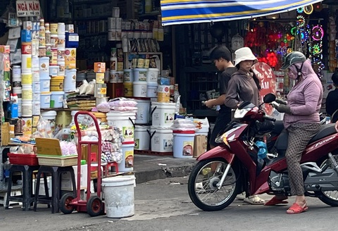 Một số hóa chất, phẩm màu được bày bán ở chợ Kim Biên (quận 5, TP.HCM) - Ảnh: PHƯƠNG QUYÊN Một số hóa chất, phẩm màu được bày bán ở chợ Kim Biên (quận 5, TP.HCM) - Ảnh: PHƯƠNG QUYÊN