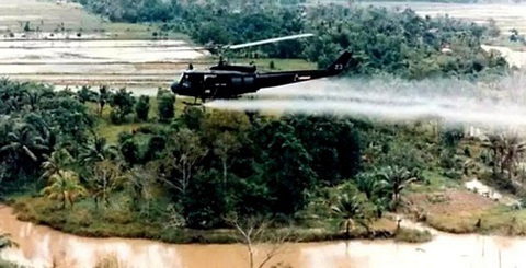 Trực thăng quân đội Mỹ rải chất độc hóa học ở miền Nam Việt Nam trong chiến tranh - Ảnh tư liệu Trực thăng quân đội Mỹ rải chất độc hóa học ở miền Nam Việt Nam trong chiến tranh - Ảnh tư liệu