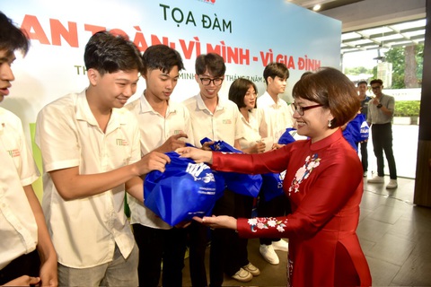 Lái xe an toàn: Giải quyết 'gốc rễ' từ ý thức mỗi người- Ảnh 6. Bà Trần Ngọc Ánh, giám đốc ngoại vụ cấp cao của Heineken Việt Nam, trao quà tặng cho đội thi chiến thắng trong tập huấn