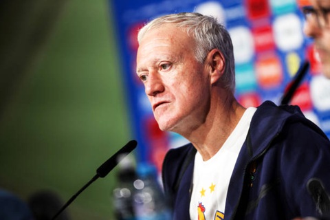 HLV Deschamps nổi cáu nói ngang khi tuyển Pháp bị chê nhàm chán- Ảnh 1. HLV Deschamps nổi cáu khi phóng viên Thụy Điển chê tuyển Pháp nhàm chán - Ảnh: Getty