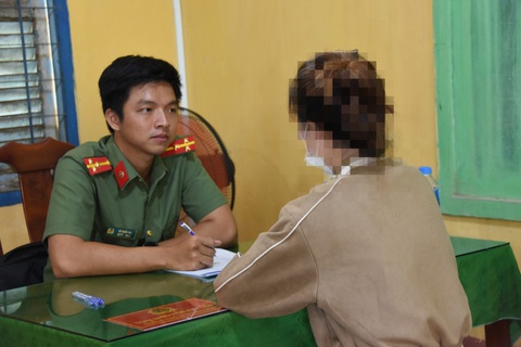 Làm việc với người đăng thông tin sai sự thật về tiệm vàng giả- Ảnh 1. Lực lượng công an làm việc với chủ nhân tài khoản Facebook “Jerry Hanh” - Ảnh: Nguyễn Nhân