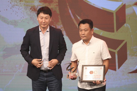 Tiền đạo Rafaelson lập hattrick giải thưởng V-League Awards 2023 - 2024- Ảnh 2. HLV trưởng đội tuyển Việt Nam Kim Sang Sik trao danh hiệu CLB sử dụng cầu thủ trẻ nhiều nhất cho Sông Lam Nghệ An - Ảnh: HOÀNG TÙNG