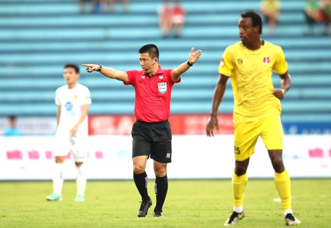 Tiền đạo Rafaelson lập hattrick giải thưởng V-League Awards 2023 - 2024- Ảnh 5. Trọng tài FIFA Hoàng Ngọc Hà (Hà Nội) là trọng tài xuất sắc nhất mùa giải 2023-2024 - Ảnh: MINH ĐỨC