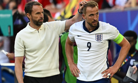 Các tuyển thủ Anh lên tiếng bênh vực đội trưởng Harry Kane- Ảnh 1. Đội trưởng Anh Harry Kane (phải) trong trận thắng Thụy Sĩ - Ảnh: GETTY IMAGES