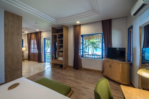 Khu nghỉ dưỡng L'Azure xanh mát nơi Đảo Ngọc- Ảnh 2. Phòng ngủ với view hướng ra biển, đẹp như một bức tranh - Ảnh: T.G