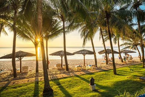 Khu nghỉ dưỡng L'Azure xanh mát nơi Đảo Ngọc- Ảnh 4. Đón ánh bình minh rực rỡ bên bờ biển xanh mát, đầy thơ mộng tại L’Azure - Ảnh: T.G